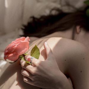 公车挺进尤物少妇翘臀动态图
